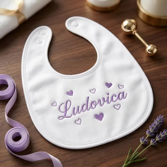 Bavetta con ricamo personalizzato e dettagli lilla