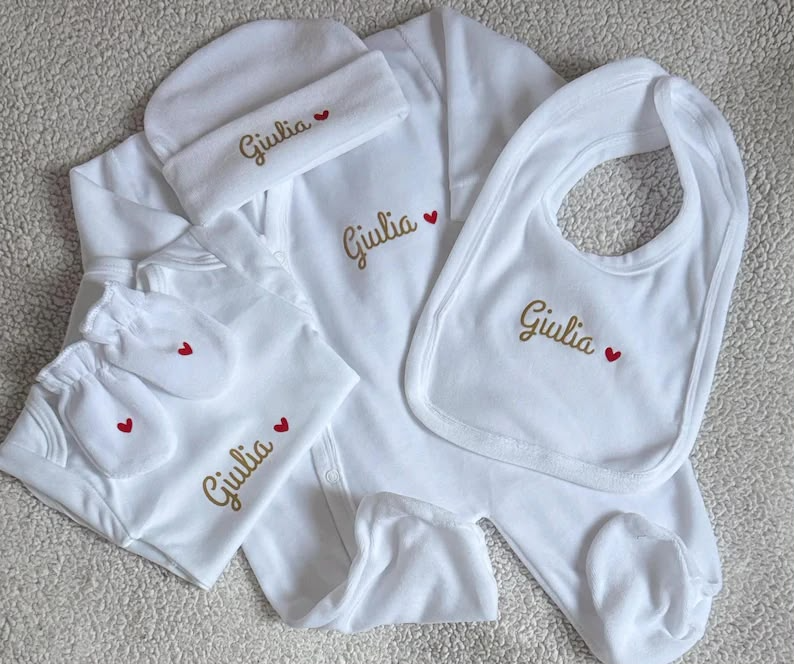 Completo nascita bianco personalizzato con ricamo